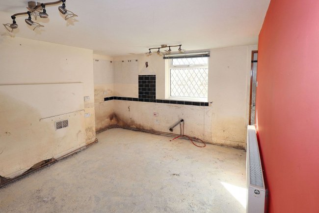 3 Common Road, Heckmondwike, Batley, WF17 7QL 5