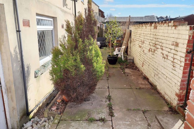 3 Common Road, Heckmondwike, Batley, WF17 7QL 5