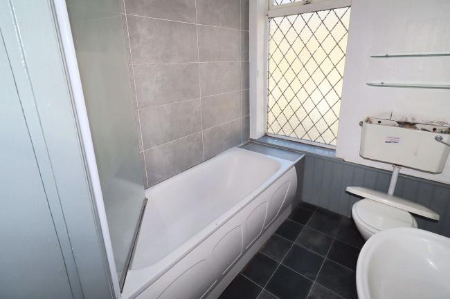 3 Common Road, Heckmondwike, Batley, WF17 7QL 5