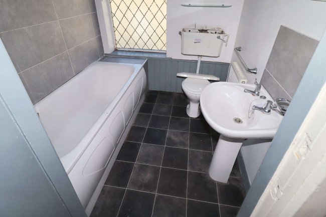 3 Common Road, Heckmondwike, Batley, WF17 7QL 5