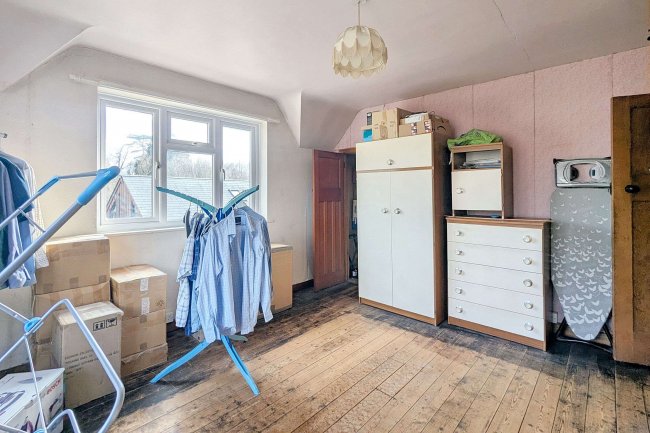 11 Mid Street, South Nutfield, RH1 4JU 6