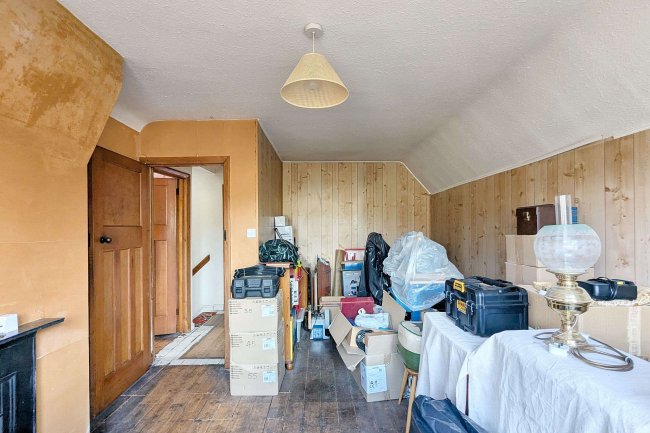 11 Mid Street, South Nutfield, RH1 4JU 6