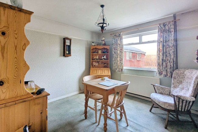 11 Mid Street, South Nutfield, RH1 4JU 6