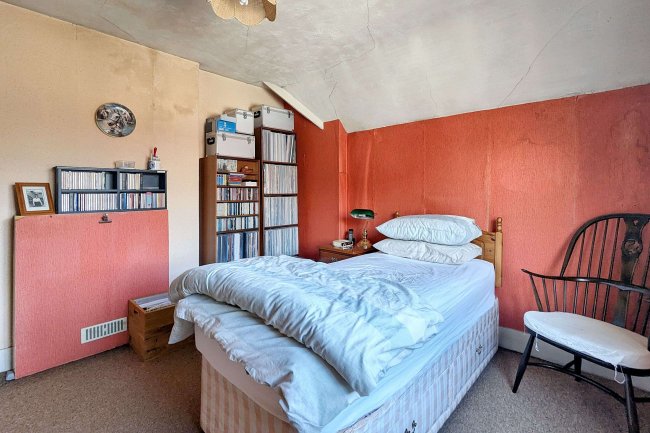 11 Mid Street, South Nutfield, RH1 4JU 6