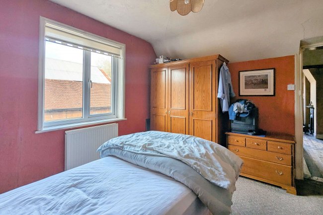 11 Mid Street, South Nutfield, RH1 4JU 6