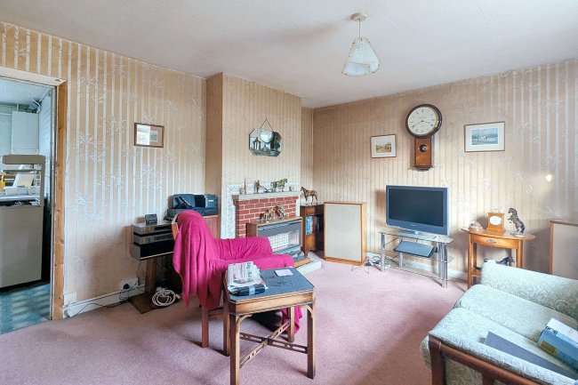 11 Mid Street, South Nutfield, RH1 4JU 6