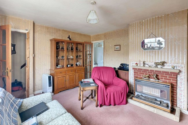 11 Mid Street, South Nutfield, RH1 4JU 6