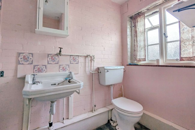 11 Mid Street, South Nutfield, RH1 4JU 6