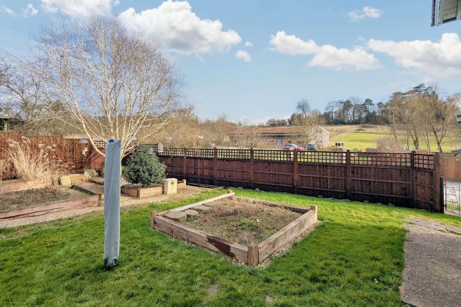 11 Mid Street, South Nutfield, RH1 4JU 6