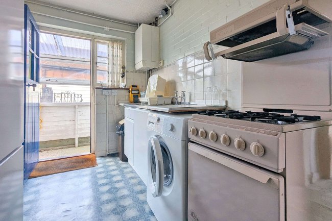 11 Mid Street, South Nutfield, RH1 4JU 6