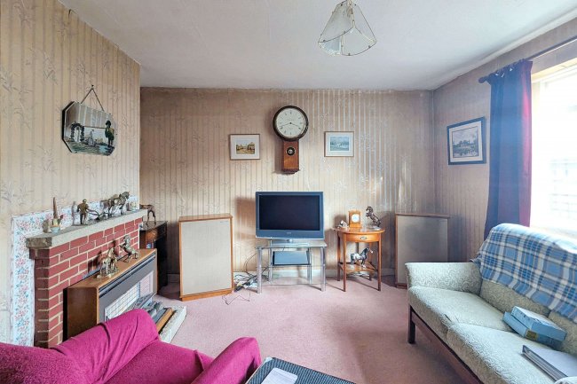 11 Mid Street, South Nutfield, RH1 4JU 6