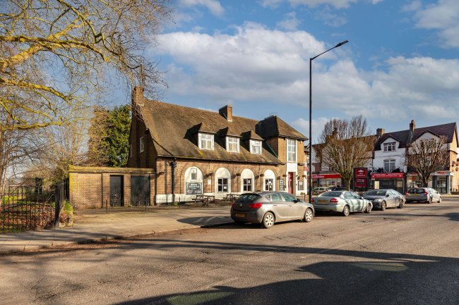 Lincoln Arms, 155 Percival Road, Enfield, EN1 1QT 8