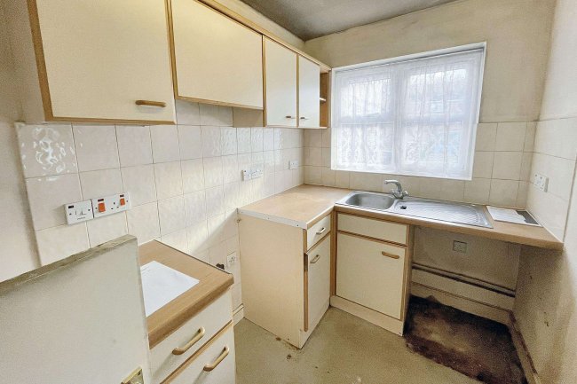 28 Springfield Place, New Malden KT3 3LJ 6