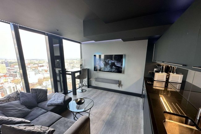 Flat 4401 Beetham Tower, 301 Deansgate, Manchester M3 4LQ 2