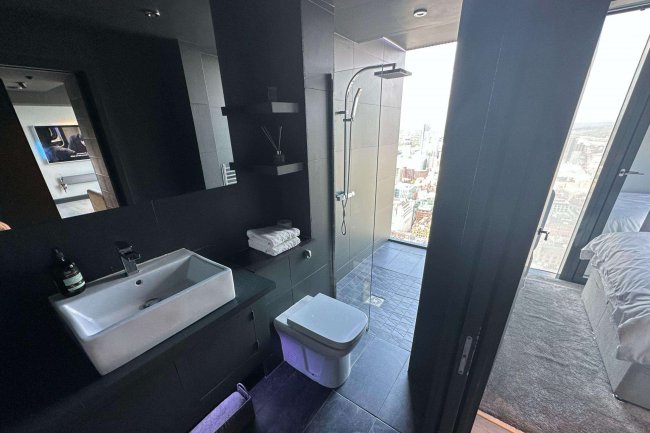 Flat 4401 Beetham Tower, 301 Deansgate, Manchester M3 4LQ 2