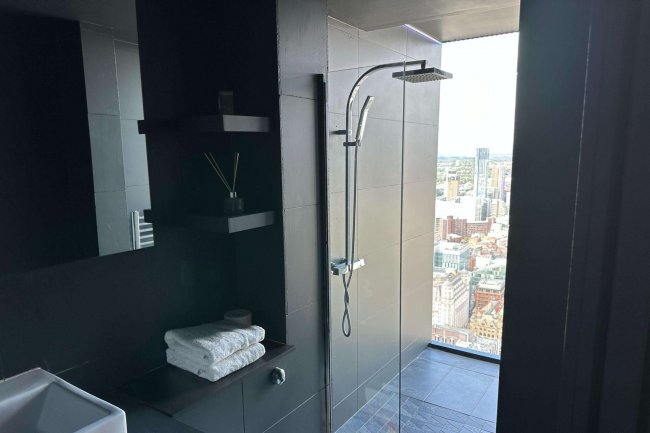 Flat 4401 Beetham Tower, 301 Deansgate, Manchester M3 4LQ 2