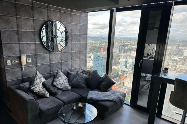 Flat 4401 Beetham Tower, 301 Deansgate, Manchester M3 4LQ 2