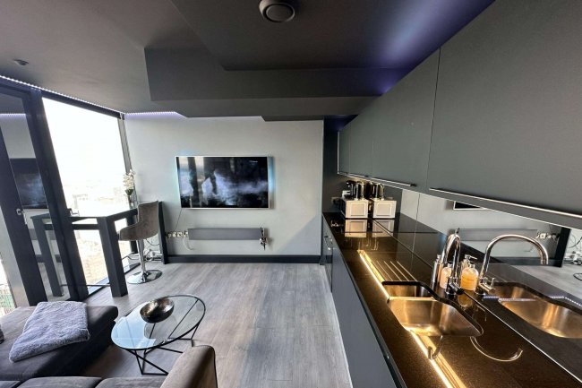 Flat 4401 Beetham Tower, 301 Deansgate, Manchester M3 4LQ 2