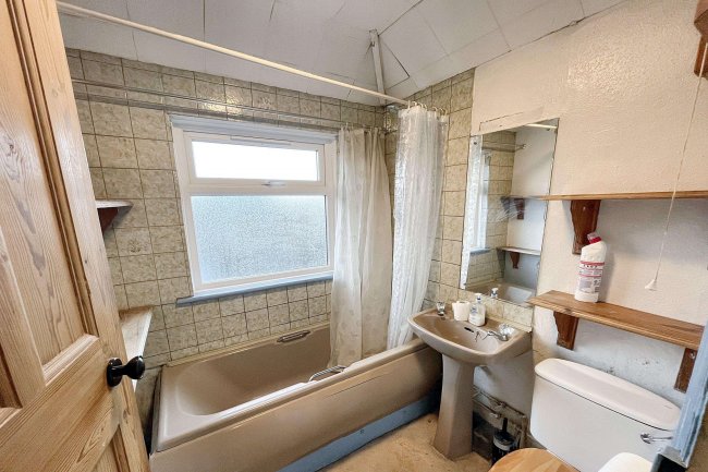 9 Chase Road, Epsom, Surrey KT19 8TL 9