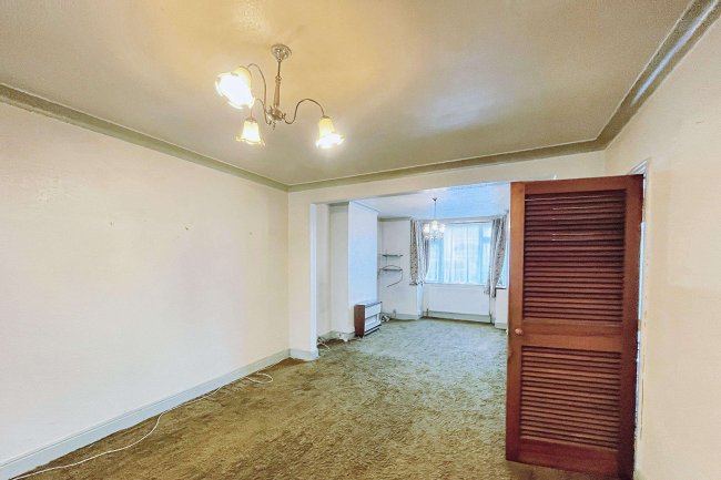 9 Chase Road, Epsom, Surrey KT19 8TL 9