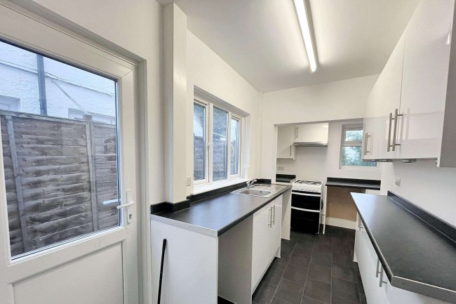 9 Chase Road, Epsom, Surrey KT19 8TL 9