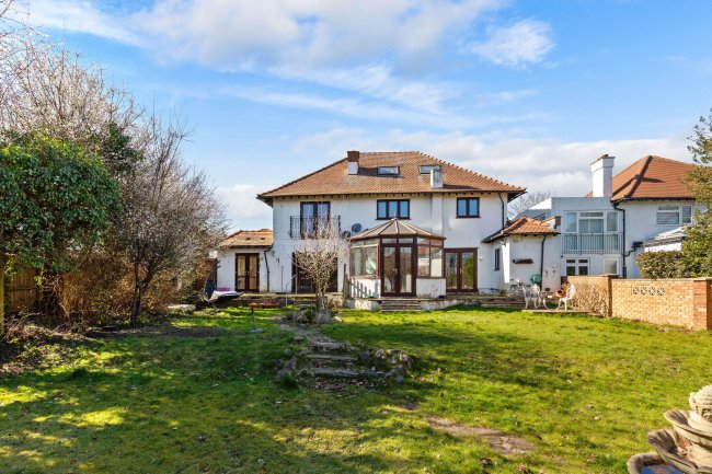 27 Banstead Road South, Sutton, Surrey, SM2 5LF 7