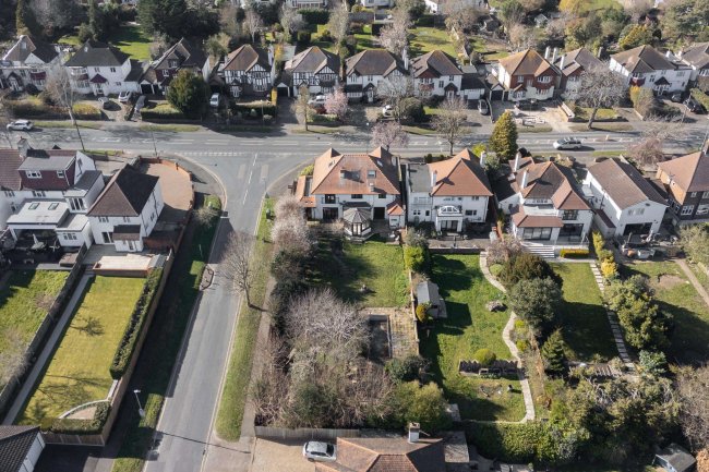 27 Banstead Road South, Sutton, Surrey, SM2 5LF 7