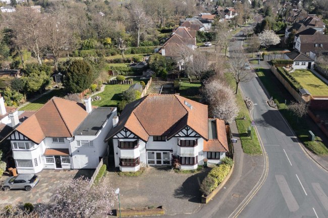 27 Banstead Road South, Sutton, Surrey, SM2 5LF 7