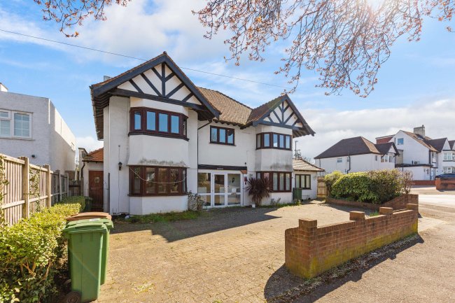 27 Banstead Road South, Sutton, Surrey, SM2 5LF 7