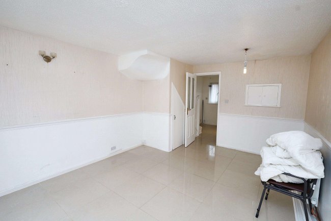 9 Rolvenden Place, Tottenham, N17 0JF 1