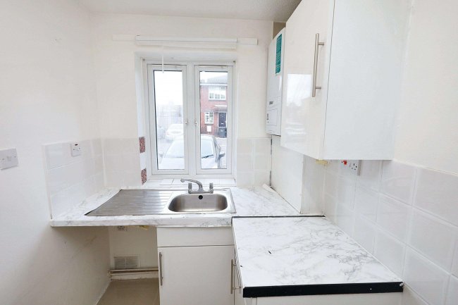 9 Rolvenden Place, Tottenham, N17 0JF 1