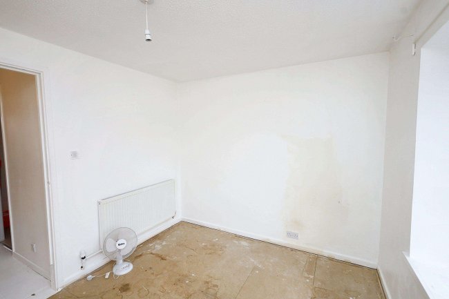 9 Rolvenden Place, Tottenham, N17 0JF 1