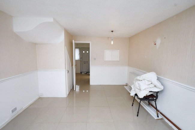 9 Rolvenden Place, Tottenham, N17 0JF 1