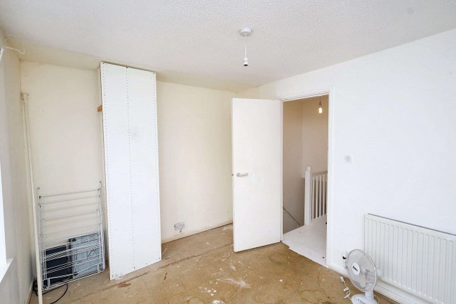 9 Rolvenden Place, Tottenham, N17 0JF 1