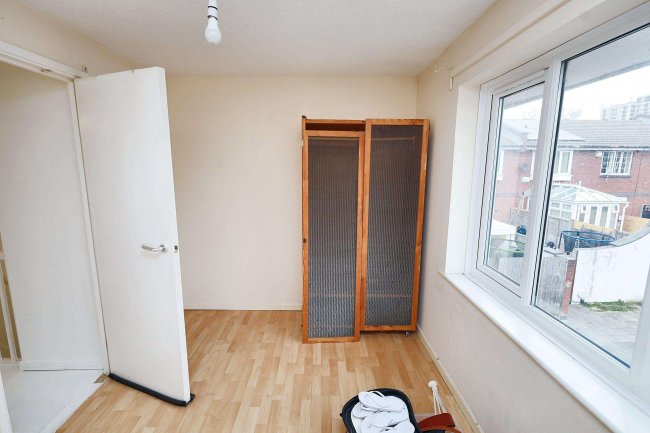 9 Rolvenden Place, Tottenham, N17 0JF 1