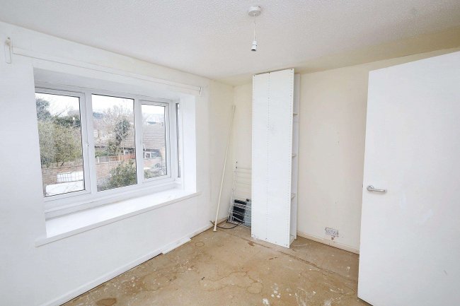 9 Rolvenden Place, Tottenham, N17 0JF 1