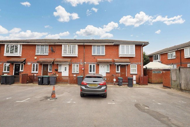 9 Rolvenden Place, Tottenham, N17 0JF 1