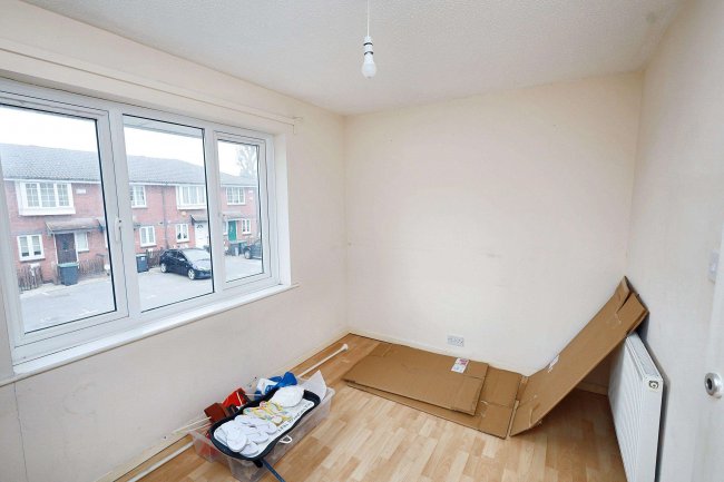 9 Rolvenden Place, Tottenham, N17 0JF 1