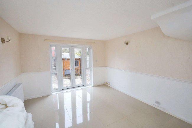 9 Rolvenden Place, Tottenham, N17 0JF 1