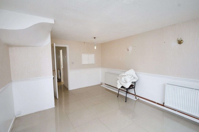 9 Rolvenden Place, Tottenham, N17 0JF 1