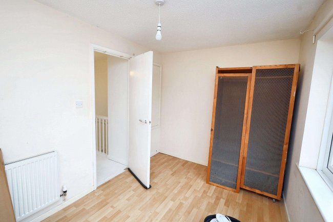 9 Rolvenden Place, Tottenham, N17 0JF 1