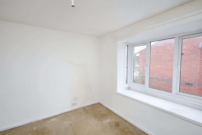 9 Rolvenden Place, Tottenham, N17 0JF 1