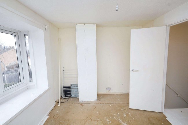 9 Rolvenden Place, Tottenham, N17 0JF 1