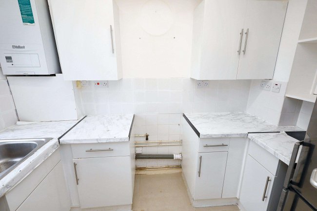 9 Rolvenden Place, Tottenham, N17 0JF 1