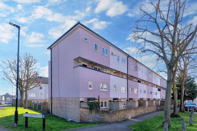 27 Lytchet Way, Enfield, EN3 5XR 3