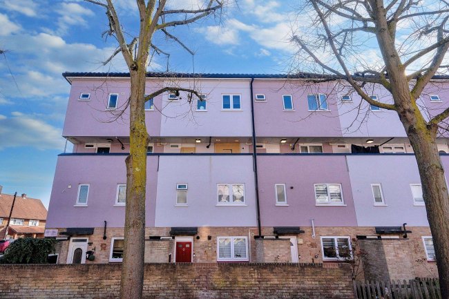 27 Lytchet Way, Enfield, EN3 5XR 3