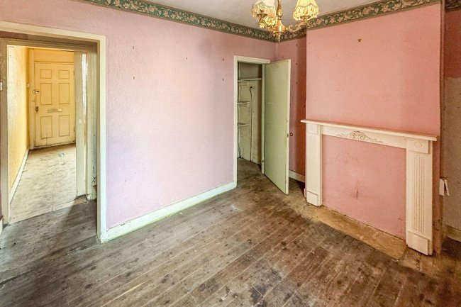 58 New Road, The Causeway, Staines, TW18 3DA 2