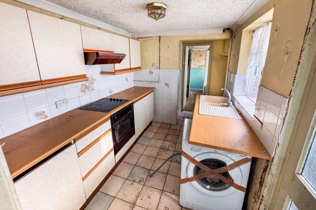 58 New Road, The Causeway, Staines, TW18 3DA 2