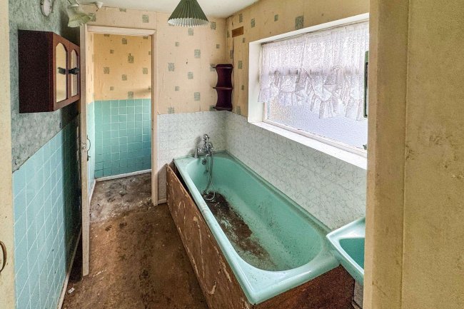 58 New Road, The Causeway, Staines, TW18 3DA 2