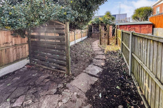 58 New Road, The Causeway, Staines, TW18 3DA 2